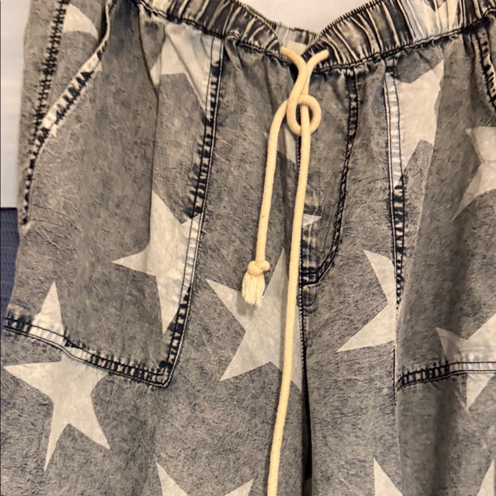 eesome Star Patterned Gray Pants NWT - image 2